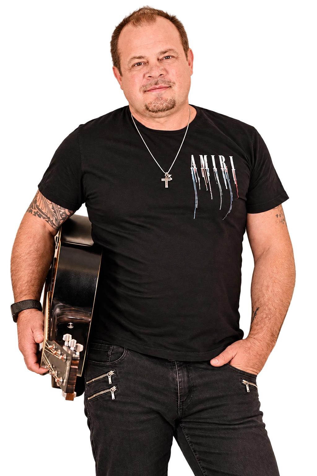 Martin Leitinger in entspannter Pose vor der Wand, mit Gitarre und einer Hand in der Hosentasche
